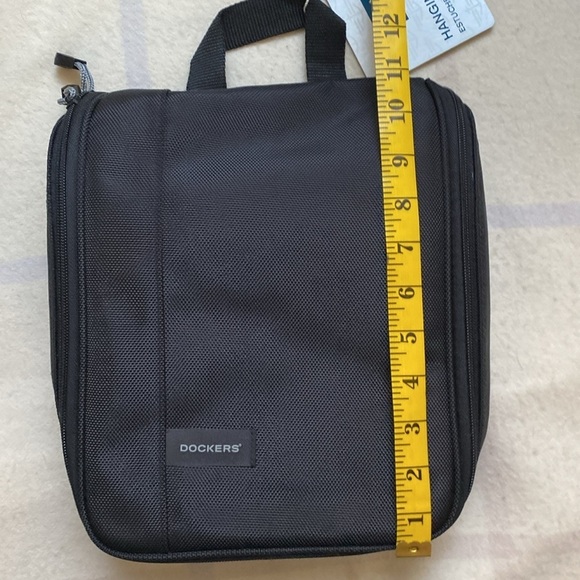 Dockers Black Hanging Travel Toiletries Kit - Picture 15 of 15